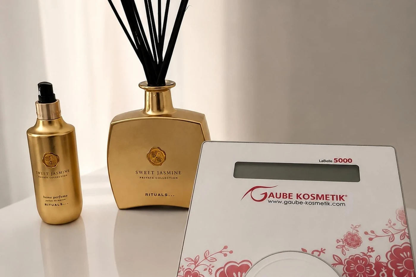Kosmetikgerät und goldene Raumduftflaschen im Studio