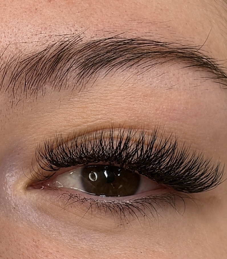 Wimpernverlängerung an einem geöffneten Auge