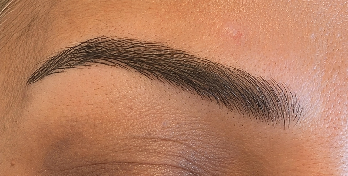 Nahaufnahme einer definierten Augenbraue mit Permanent Make-up